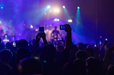 El ele tutuşup konserde fotoğraf çekiyoruz. Konser arkaplanı