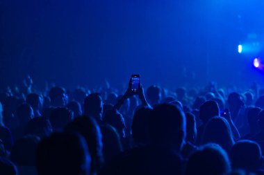 El ele tutuşup konserde fotoğraf çekiyoruz. Konser arkaplanı