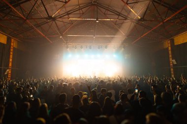 Konser arka planında seyirci silueti, duvar kağıdı