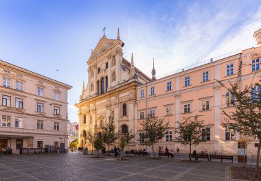 Lviv, Ukrayna - 2 Ekim 2024: Aziz Peter ve Paul Garrison Kilisesi (Cizvit Kilisesi)