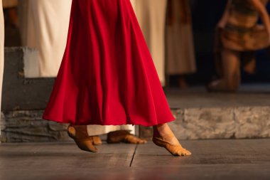 Mısır elbiseli, tiyatro kostümü giymiş kadınların yakın çekimi. Giuseppe Verdi 'nin Aida operası