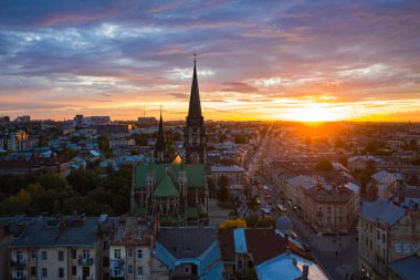 Lviv, Ukrayna - 6 Ekim 2020: Ukrayna 'nın Lviv kentindeki Elizabeth kilisesine insansız hava aracı saldırısı.