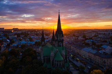 Lviv, Ukrayna - 6 Ekim 2020: Ukrayna 'nın Lviv kentindeki Elizabeth kilisesine insansız hava aracı saldırısı.