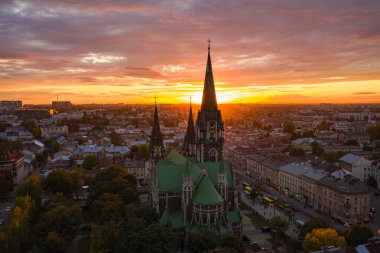 Lviv, Ukrayna - 6 Ekim 2020: Ukrayna 'nın Lviv kentindeki Elizabeth kilisesine insansız hava aracı saldırısı.