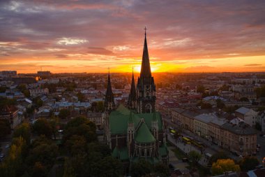 Lviv, Ukrayna - 6 Ekim 2020: Ukrayna 'nın Lviv kentindeki Elizabeth kilisesine insansız hava aracı saldırısı.