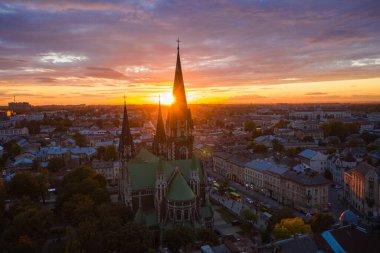 Lviv, Ukrayna - 6 Ekim 2020: Ukrayna 'nın Lviv kentindeki Elizabeth kilisesine insansız hava aracı saldırısı.