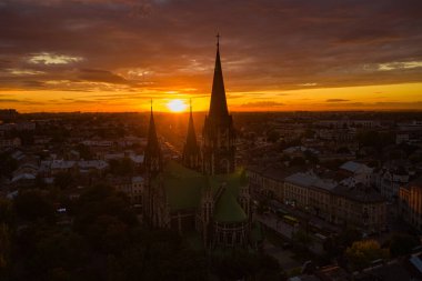 Lviv, Ukrayna - 6 Ekim 2020: Ukrayna 'nın Lviv kentindeki Elizabeth kilisesine insansız hava aracı saldırısı.