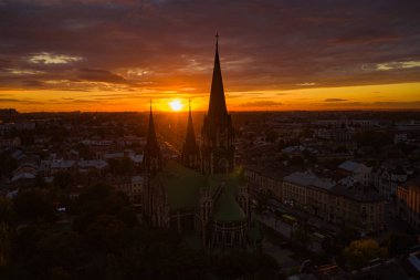 Lviv, Ukrayna - 6 Ekim 2020: Ukrayna 'nın Lviv kentindeki Elizabeth kilisesine insansız hava aracı saldırısı.