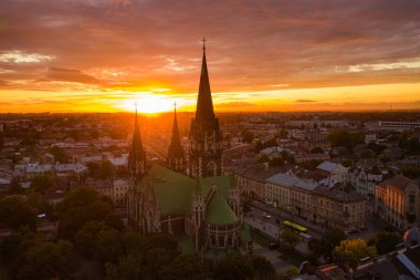 Lviv, Ukrayna - 6 Ekim 2020: Ukrayna 'nın Lviv kentindeki Elizabeth kilisesine insansız hava aracı saldırısı.