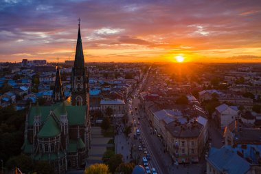 Lviv, Ukrayna - 6 Ekim 2020: Ukrayna 'nın Lviv kentindeki Elizabeth kilisesine insansız hava aracı saldırısı.