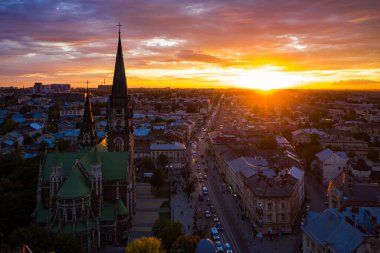 Lviv, Ukrayna - 6 Ekim 2020: Ukrayna 'nın Lviv kentindeki Elizabeth kilisesine insansız hava aracı saldırısı.