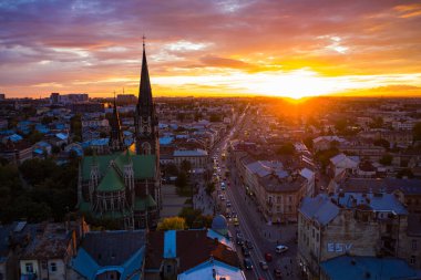 Lviv, Ukrayna - 6 Ekim 2020: Ukrayna 'nın Lviv kentindeki Elizabeth kilisesine insansız hava aracı saldırısı.