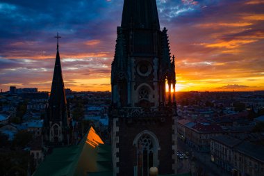 Lviv, Ukrayna - 6 Ekim 2020: Ukrayna 'nın Lviv kentindeki Elizabeth kilisesine insansız hava aracı saldırısı.