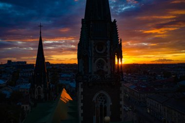 Lviv, Ukrayna - 6 Ekim 2020: Ukrayna 'nın Lviv kentindeki Elizabeth kilisesine insansız hava aracı saldırısı.