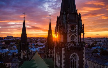 Lviv, Ukrayna - 6 Ekim 2020: Ukrayna 'nın Lviv kentindeki Elizabeth kilisesine insansız hava aracı saldırısı.