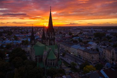 Lviv, Ukrayna - 6 Ekim 2020: Ukrayna 'nın Lviv kentindeki Elizabeth kilisesine insansız hava aracı saldırısı.