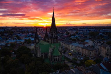 Lviv, Ukrayna - 6 Ekim 2020: Ukrayna 'nın Lviv kentindeki Elizabeth kilisesine insansız hava aracı saldırısı.