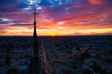 Lviv, Ukrayna - 6 Ekim 2020: Ukrayna 'nın Lviv kentindeki Elizabeth kilisesine insansız hava aracı saldırısı.