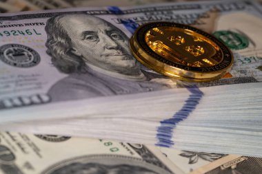 Tasarım amacı için 100 dolarlık arkaplanda Bitcoin