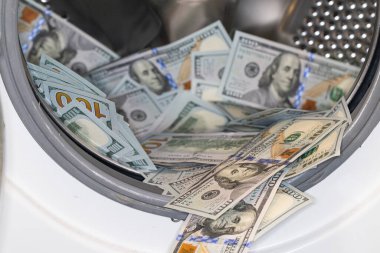 Tasarım amaçlı çamaşır makinesinde Amerikan Doları banknotları
