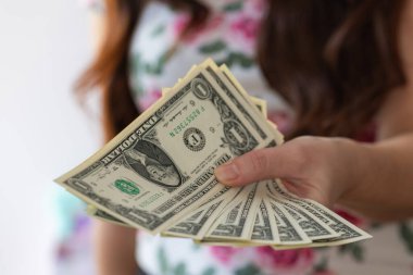 Kadın elleri tasarım amacıyla 1 ABD Doları banknot veriyor