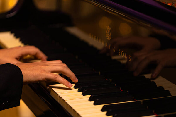 Львов, Украина - 20 октября 2024 года: логотип Steinway Sons на черном фортепиано