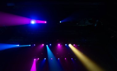 Tasarım amacıyla boş sahnede renkli konser ışıkları