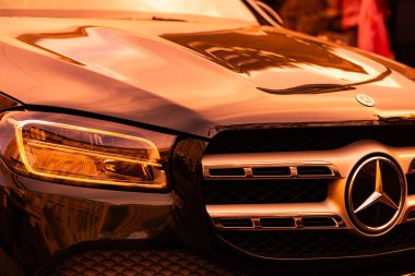 26 Ekim 2024 Mercedes-Benz tabelası siyah arabada.