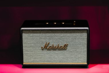 Lviv, Ukrayna - 26 Ekim 2024: Siyah Marshall Portable Speaker
