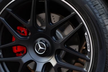 Stuttgart, Almanya - 21 Ekim 2024 Mercedes-Benz tekerleği. Mercedes amg karbon seramik frenler
