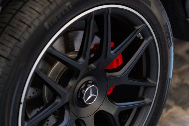 Lviv, Ukrayna - 26 Ekim 2024: Yeni Pirelli P Zero lastiğinin yakınlaştırılması