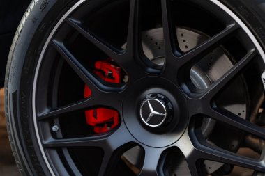 Stuttgart, Almanya - 21 Ekim 2024 Mercedes-Benz tekerleği. Mercedes amg karbon seramik frenler