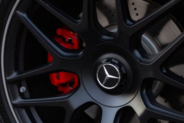 Stuttgart, Almanya - 21 Ekim 2024 Mercedes-Benz tekerleği. Mercedes amg karbon seramik frenler