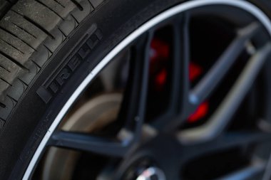 Lviv, Ukrayna - 26 Ekim 2024: Yeni Pirelli P Zero lastiğinin yakınlaştırılması