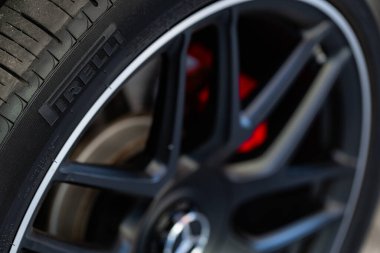 Lviv, Ukrayna - 26 Ekim 2024: Yeni Pirelli P Zero lastiğinin yakınlaştırılması
