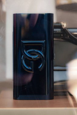 Lviv, Ukrayna - 26 Ekim 2024: Black Dolce ve Gabbana Box Clutch vitrinde