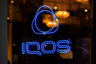 Lviv, Ukrayna - 26 Ekim 2024: Iqos neon mağaza vitrininde şarkı söylüyor