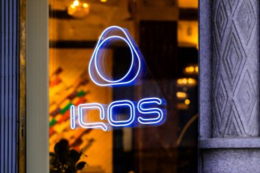 Lviv, Ukrayna - 26 Ekim 2024: Iqos neon mağaza vitrininde şarkı söylüyor