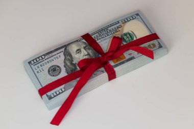 Tasarım amaçlı fiyonklu 100 dolarlık banknotlar