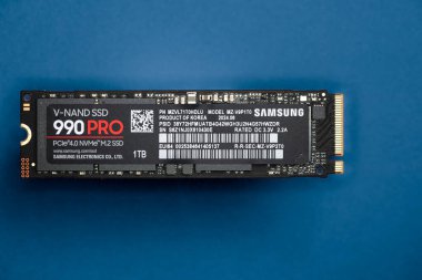 Lviv, Ukrayna - 30 Ekim 2024: Samsung SSD 990 PRO 4.0 NVME M.2 mavi arkaplan