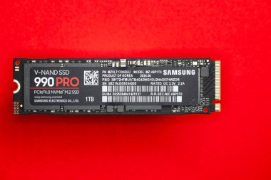 Lviv, Ukrayna - 30 Ekim 2024: Samsung SSD 990 PRO 4.0 NVME M.2 kırmızı arkaplan