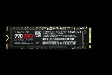 Lviv, Ukrayna - 30 Ekim 2024: Samsung SSD 990 PRO 4.0 NVME M.2