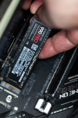 Lviv, Ukrayna - 30 Ekim 2024: Samsung SSD 990 PRO 4.0 NVME M.2