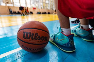 Lviv, Ukrayna - 01 Kasım 2024: WILSON Evolution Indoor Game Basketball sahada arka planda