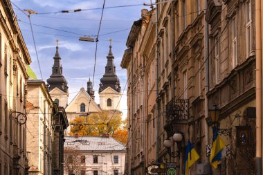 Lviv, Ukrayna - 26 Ekim 2024: Lviv, Ukrayna 'daki Antik Sokak. St. Michael kilisesine bakın.