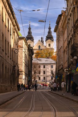 Lviv, Ukrayna - 26 Ekim 2024: Lviv, Ukrayna 'daki Antik Sokak. St. Michael kilisesine bakın.