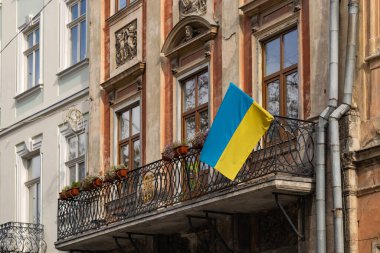 Lviv şehir merkezindeki balkonda asılı Ukrayna Ulusal Bayrağı