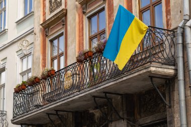 Lviv şehir merkezindeki balkonda asılı Ukrayna Ulusal Bayrağı