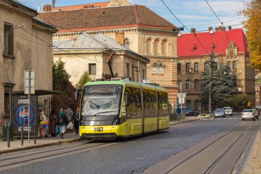 Lviv, Ukrayna - 26 Ekim 2024: Lviv Caddesi 'ndeki modern Electron tramvayı