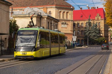 Lviv, Ukrayna - 26 Ekim 2024: Lviv Caddesi 'ndeki modern Electron tramvayı